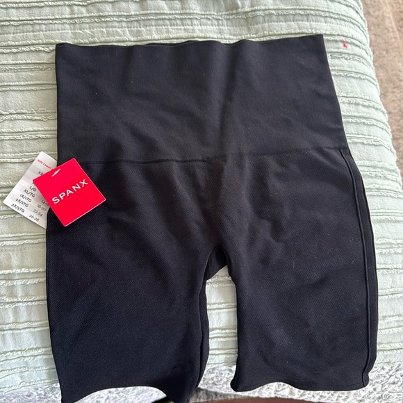 SPANX Pants - NWT Spanx biker shorts size med.  8in